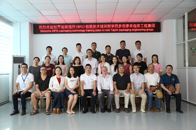 王天佑董事長(zhǎng)與Pierre Pienaar先生以及全體學(xué)員合影 王天佑董事長(zhǎng)與Pierre Pienaar先生以及全體學(xué)員合影