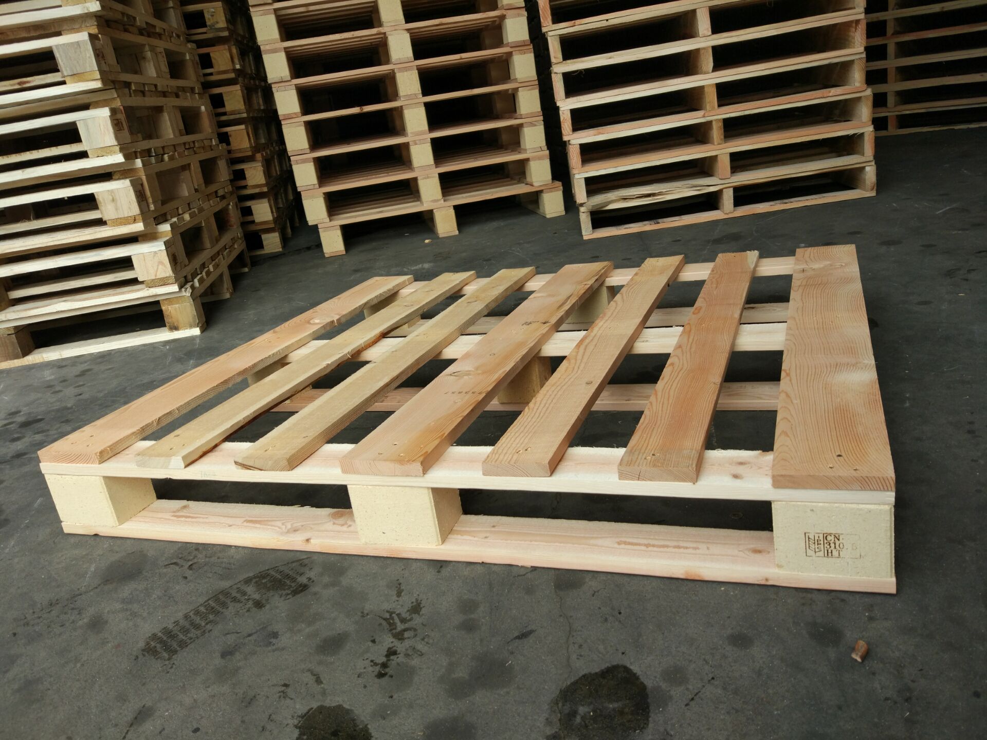 膠合板托盤和實木托盤相比 膠合板托盤和實木托盤相比